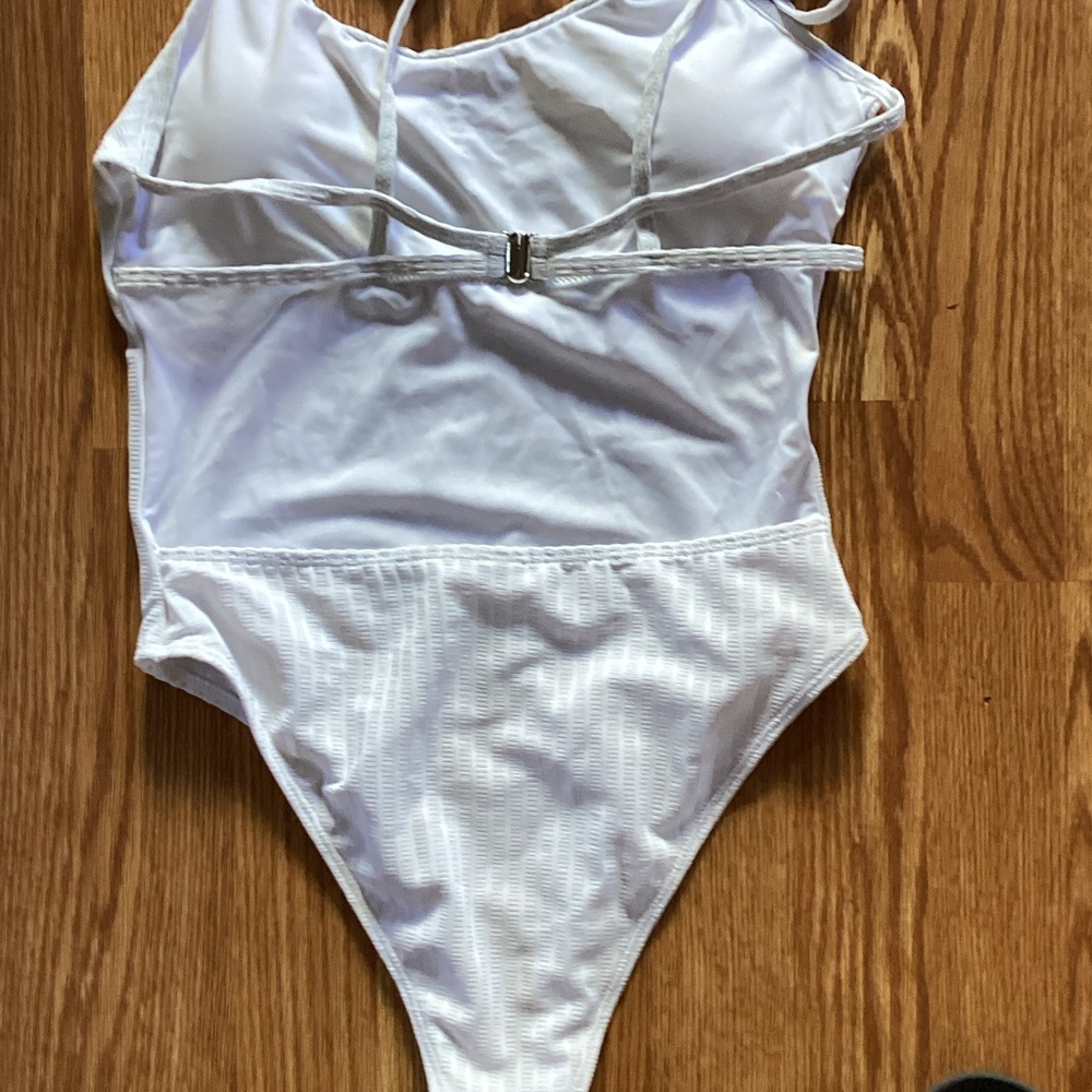 Elegant White One-Piece Swimsuit - Picture 4 of 5